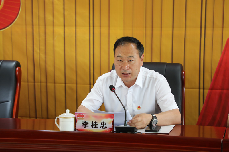 纪委书记李桂忠宣读“七一”表彰先进集团和优秀个人的决定.JPG